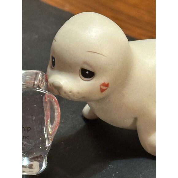 Precious Moments Fun Club Exclusive 2002 "Seal-ed With A Kiss" By Enesco - Picture 6 of 6